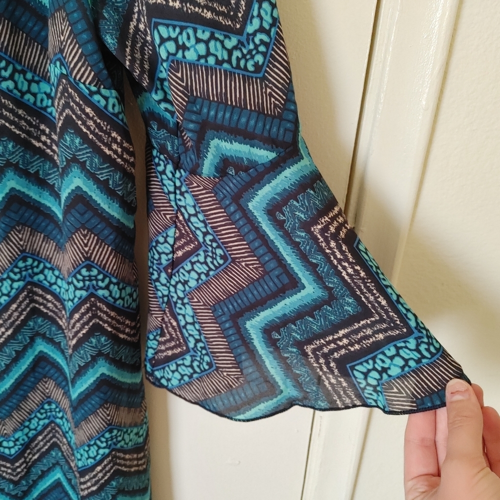 Celeste knee-length dress with blue/teal/black pattern and flowy sleeves - Picture 4 of 4